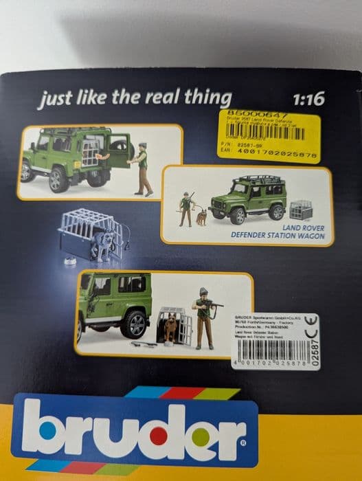 Land Rover Defender ze strażnikiem leśnym i psem – Bruder 02587 1:16