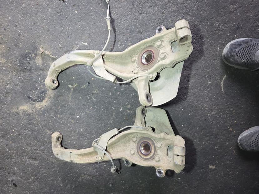 Zwrotnica przód prawa lewa Nissan Navara Pathfinder D40 3.0 dci v6