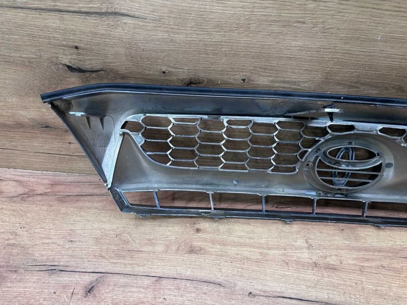 Grill atrapa zderzaka Toyota Hilux
