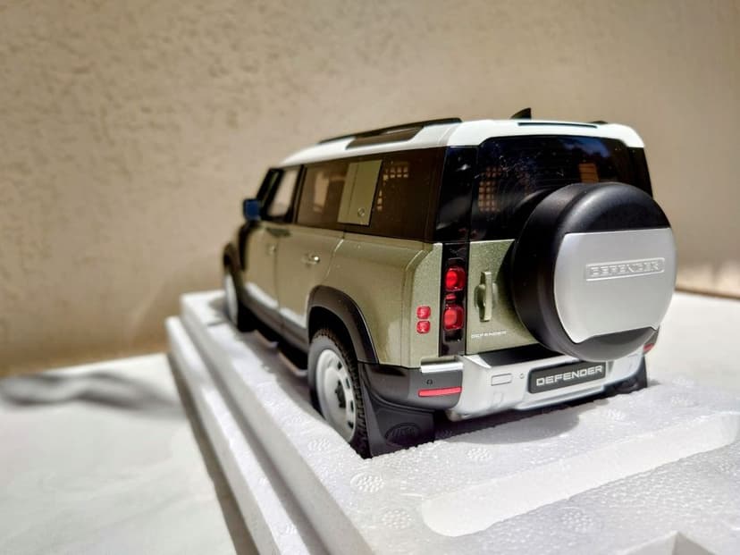 Model Land Rover Defender  1:18
