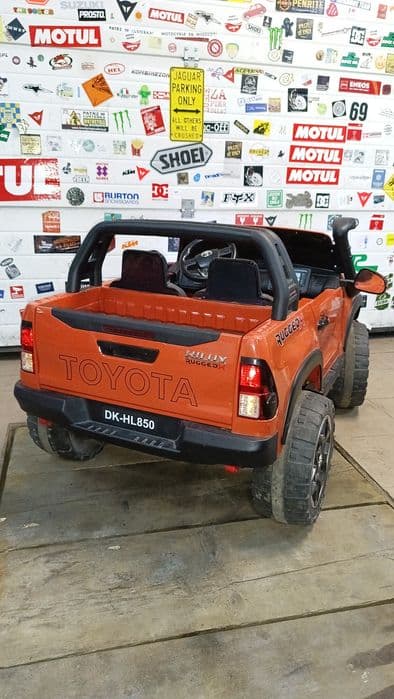 Toyota Hilux na baterie 4x4 dwuosobowy 
Auto na Akumulator