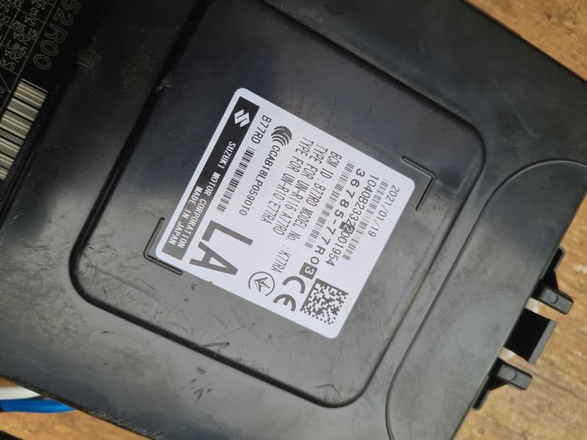 Suzuki Jimny IV 1.5 22r moduł komfortu BCM skrzynka bezpieczników