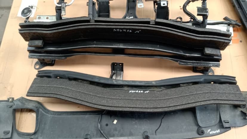 Nissan Navara d23 np300 14- belka wzmocnienie  zamek wspornik