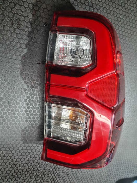 Toyota Hilux VIII 2.4d 20r lampa tył prawa oryginał Hilux
