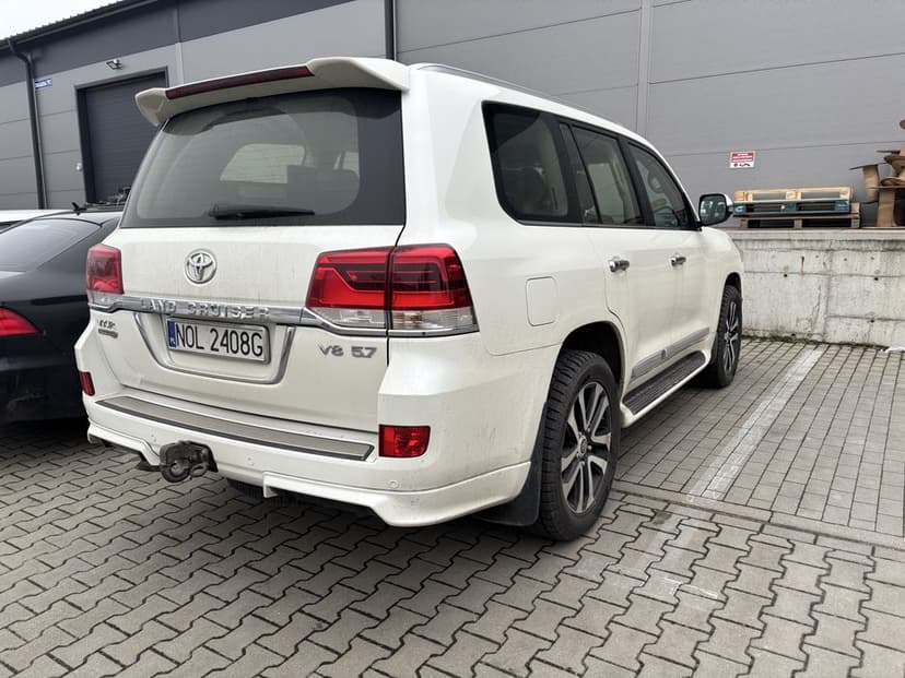 Toyota Land Cruiser V8 5.7