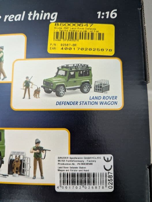 Land Rover Defender ze strażnikiem leśnym i psem – Bruder 02587 1:16
