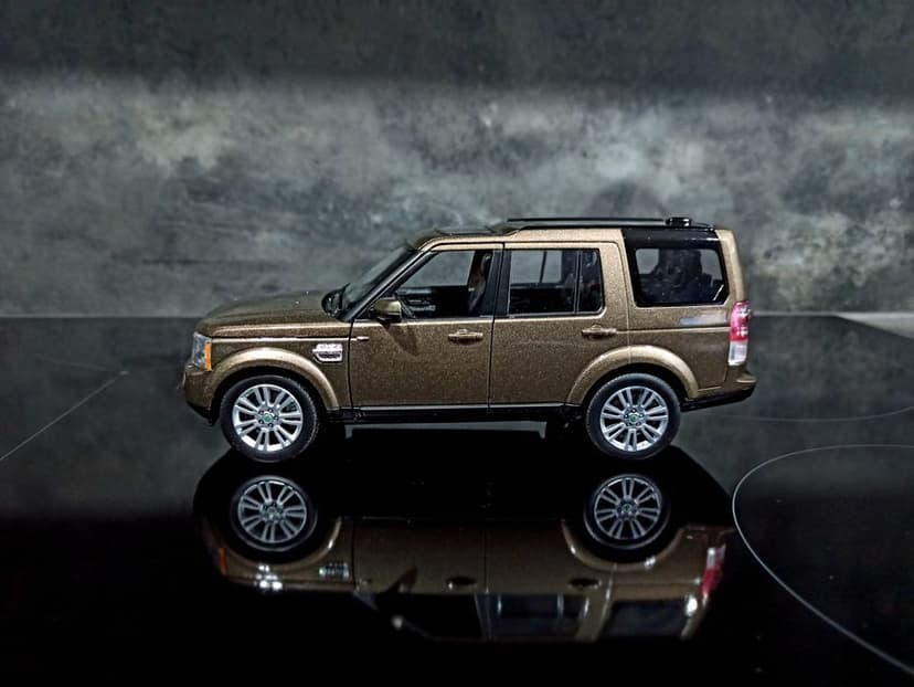 1:24 Land Rover Defender i Discovery