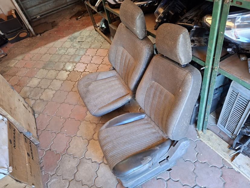 Nissan Patrol Y60 3 drzwi fotel fotele przód lewy prawy stelarz