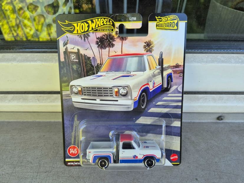 Zestaw 2x Hot Wheels Premium Boulevard Toyota, Dodge