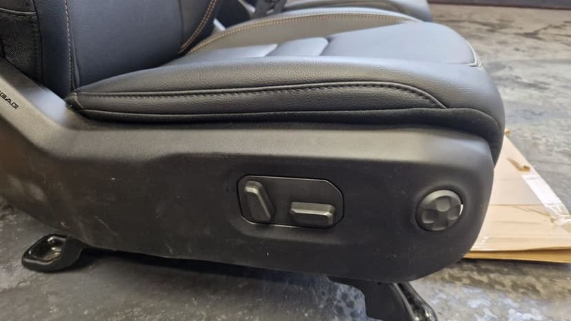 Fotele Jeep Wrangler JLU 4D Rubicon Sahara Sport