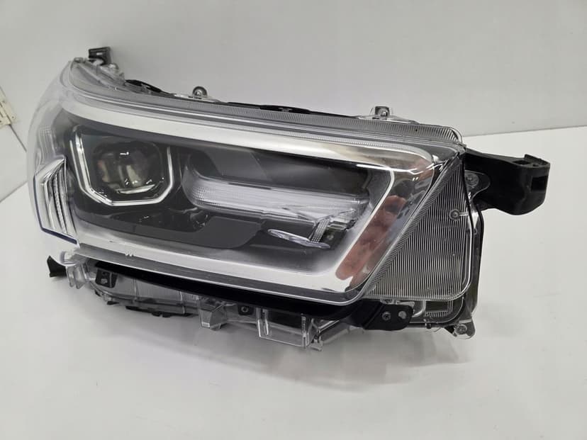 lampa przód przednia prawa toyota hilux viii lift 8 lift 81110-0ku80 europa