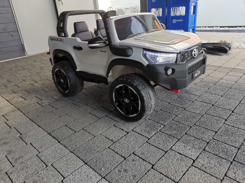 Toyota Hilux 4x4  Auto na akumulator