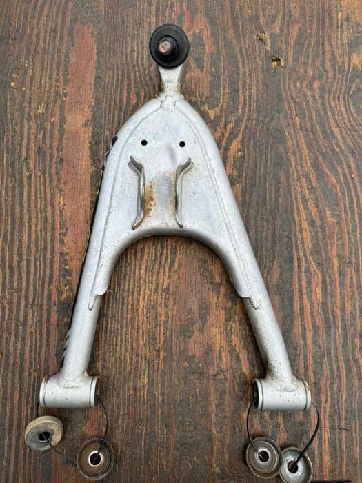 wahacz prawy dolny Suzuki LTZ 400 r 03-08 dol zawieszenia kola