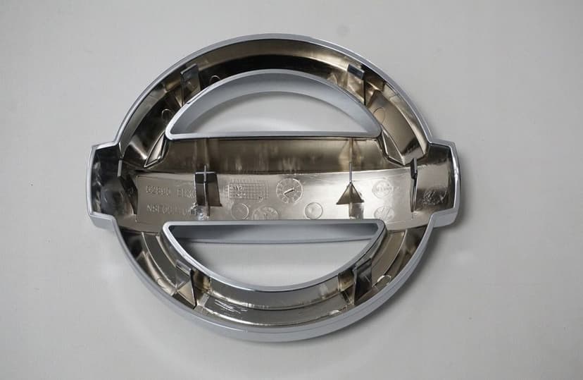 EMBLEMAT LOGO ZNACZEK GRILLA PRZÓD NISSAN PATHFINDER R51 NAVARA D40 LI
