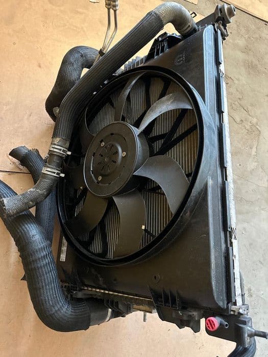 Jeep grand Cherokee wk2  pas lampa blotnik