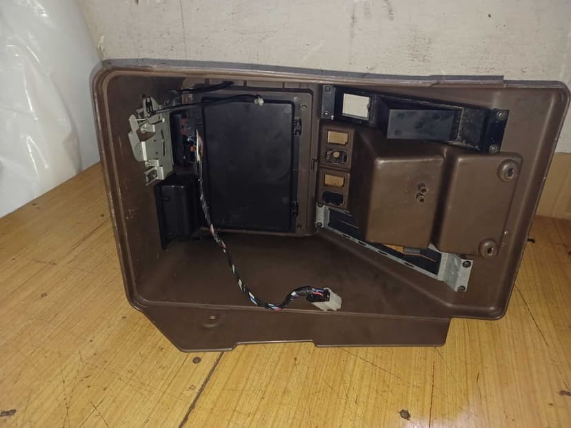 Nissan Patrol Y60 podłokietnik  brązowy