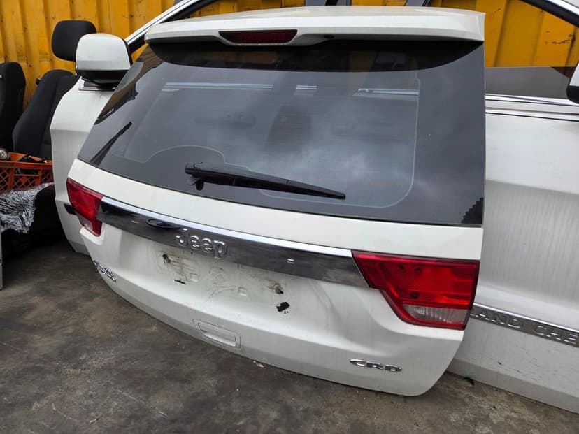 Jeep Grand Cherokee WK2 kompletna klapa bagażnika