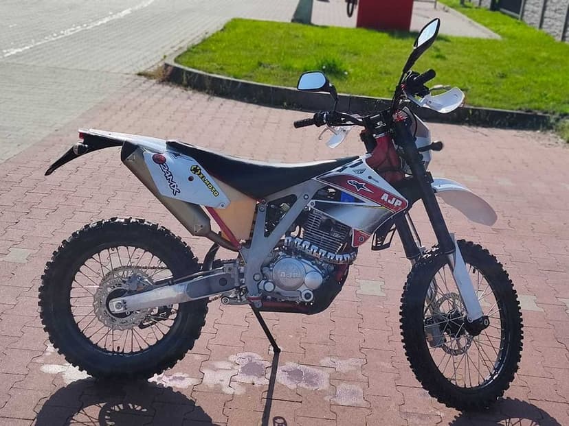 motocykl AJP PR4