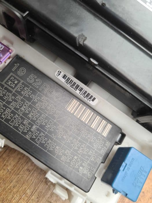 Suzuki Jimny IV 1.5 22r moduł komfortu BCM skrzynka bezpieczników