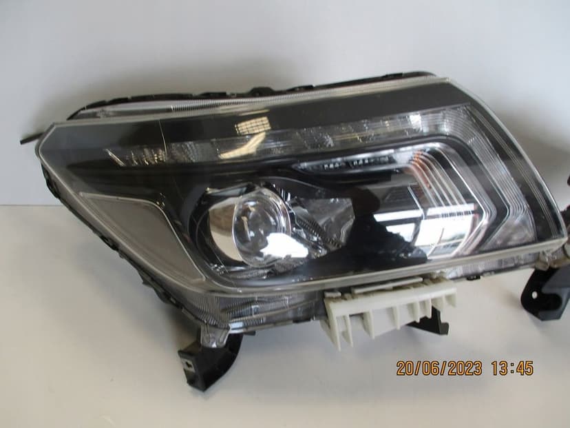 Lampa BI-XENON Nissan Navara PRAWA