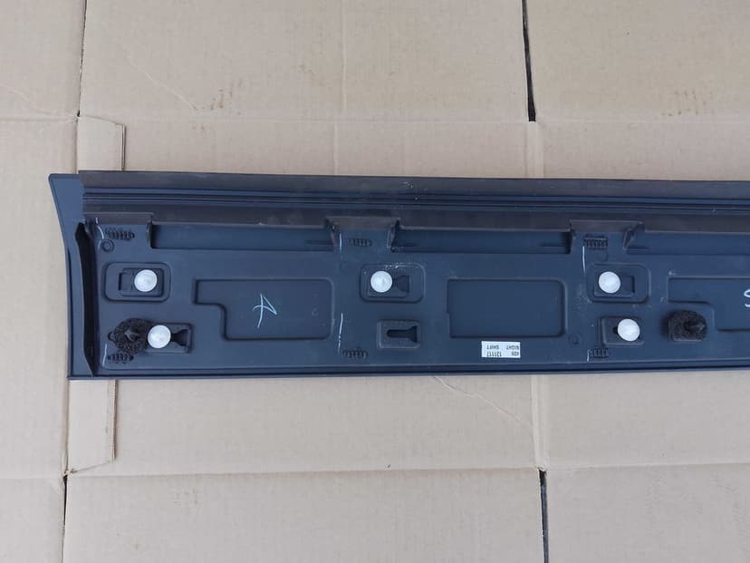 CAŁA ŁADNA Listwa drzwi przód prawa Land Rover Discovery Sport L550