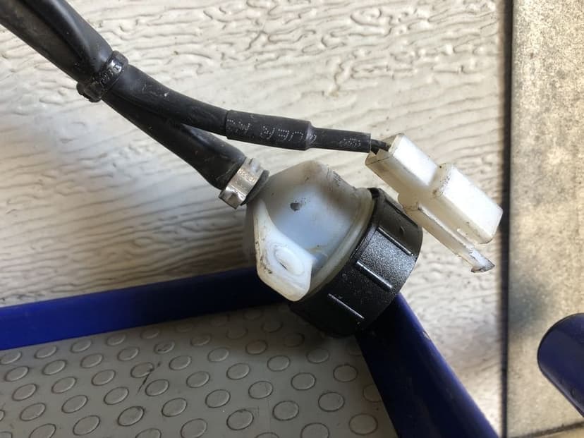 Pompa  hamulcowa z przewodem czujnikiem beta rr 50 125 rieju sherco