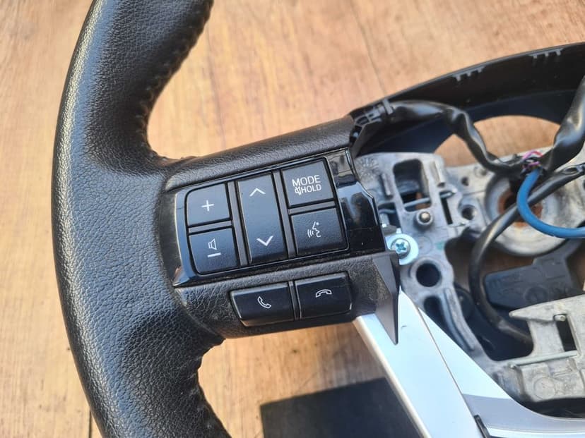 Toyota Hilux VIII lift kierownica multifunkcja skóra 21r