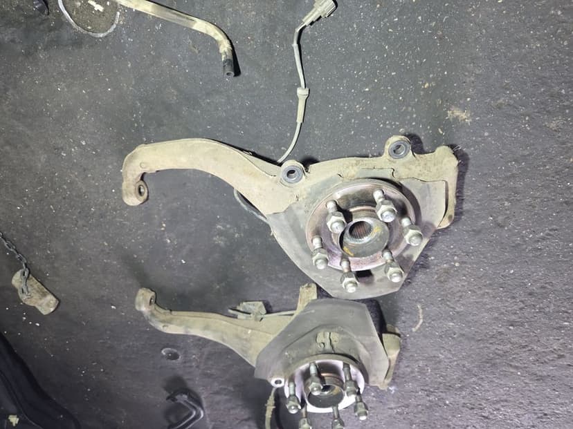 Zwrotnica przód prawa lewa Nissan Navara Pathfinder D40 3.0 dci v6