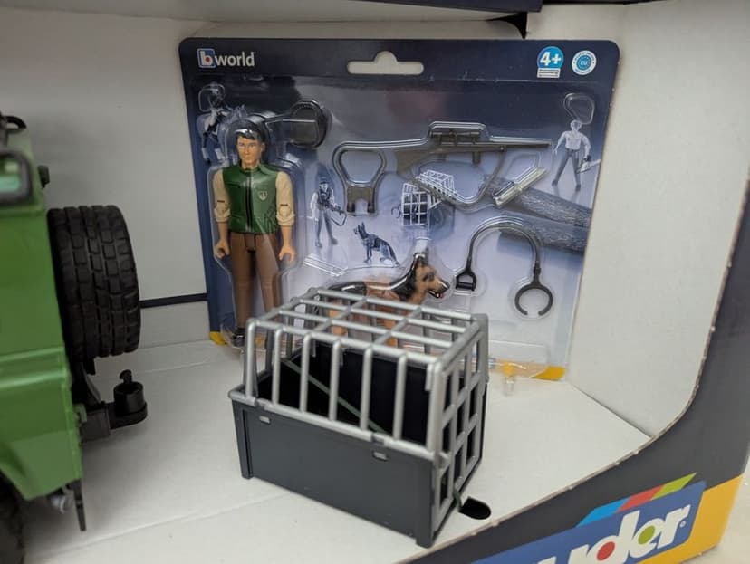 Land Rover Defender ze strażnikiem leśnym i psem – Bruder 02587 1:16
