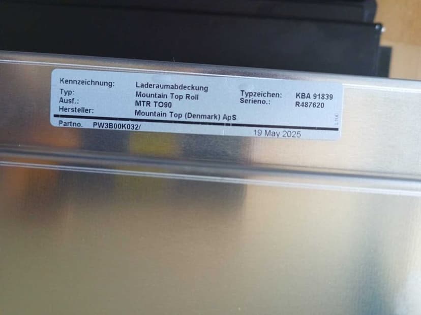 Toyota Hilux roleta paki – oryginalna Black Alu Roll Cover PW3B0-0K032