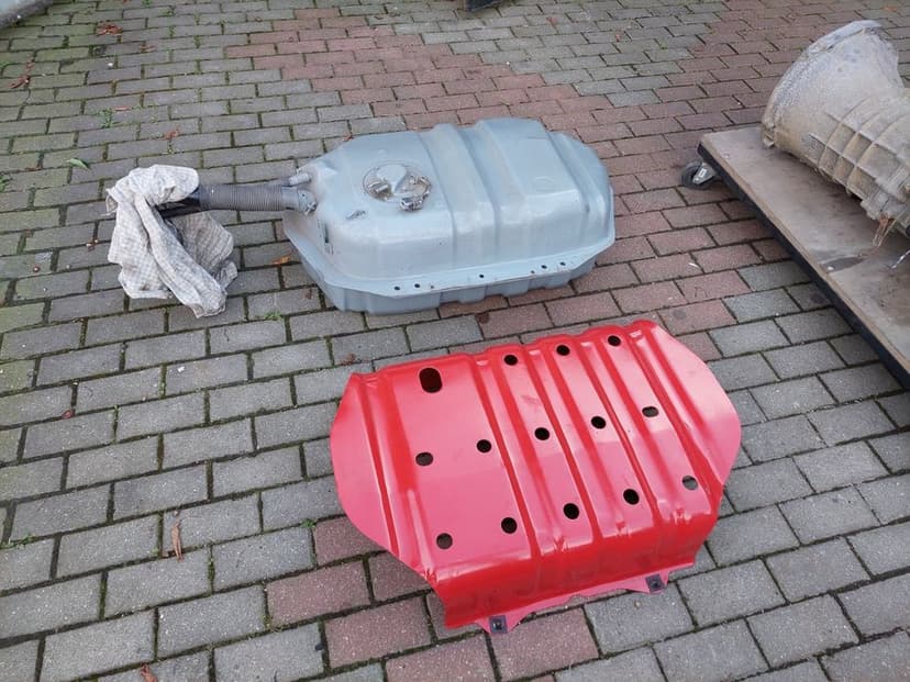 Nissan Patrol Y60 zbiornik paliwa z czujnikiem osłona zbiornika