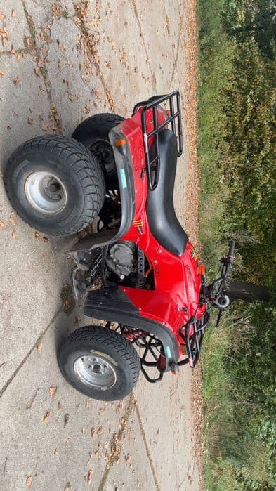 ADLY 300cc, założony nowy gaźnik, dorzucam kask rękawiczki i lusterka.