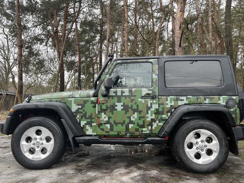 JEEP Wrangler JK 2007 w oryginalnym kamuflażu pikselowym