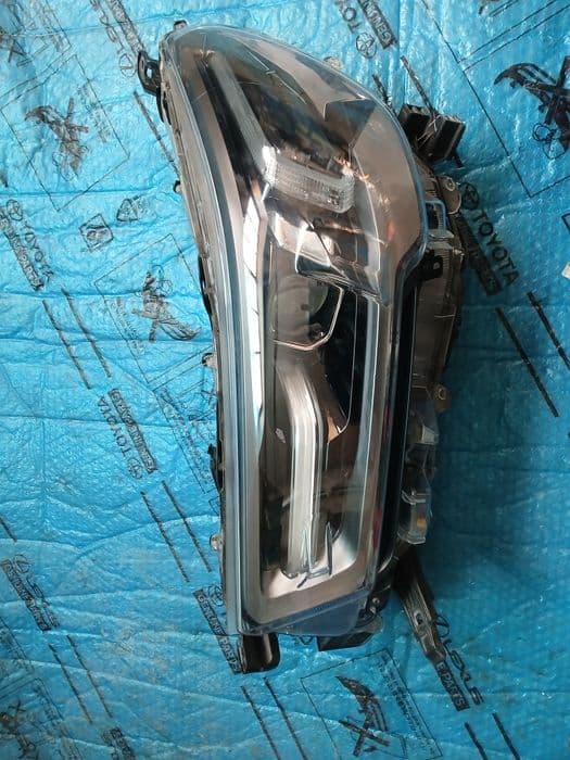 Lampa przednia lewa prawa TOYOTA HILUX VIII lift  19- komplet
