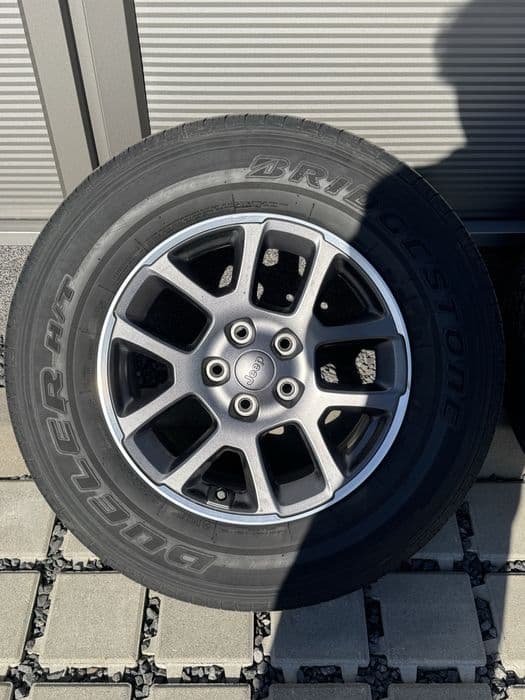 Koła Jeep Wrangler Gladiator 255/70/R18 - czujniki, nakretki, dekielki