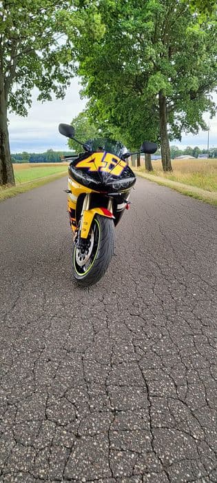 Yamaha yzf R6 vr 46 Valentino Rossi