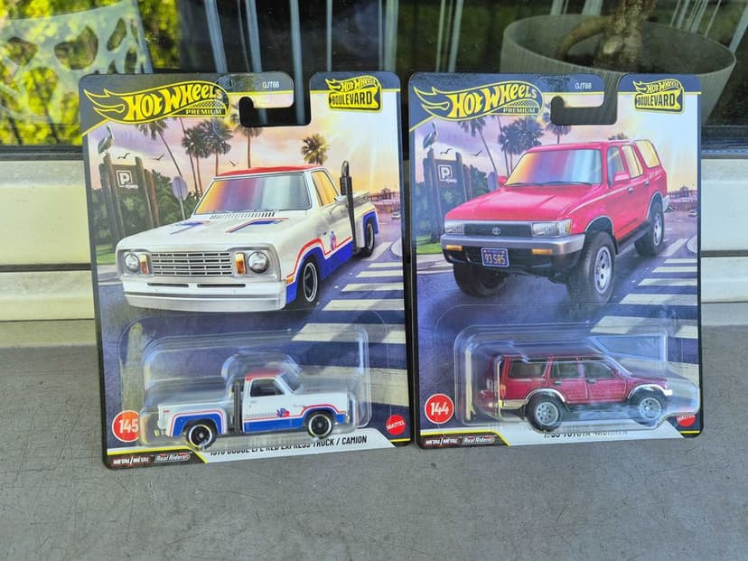 Zestaw 2x Hot Wheels Premium Boulevard Toyota, Dodge