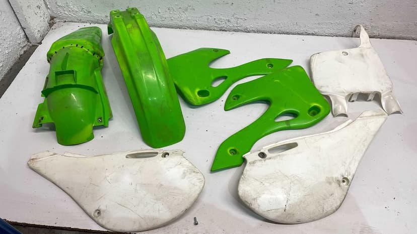 Kawasaki kx 250 99do02r Plastiki owiewki błotnik boczki czesci