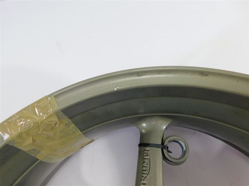 FELGA KOŁO TYŁ TRIUMPH DAYTONA 675 06-08 LEKKO BIJE T2010506