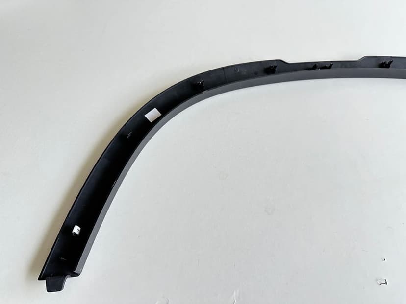 Land Rover Defender L663 20- Listwa Błotnik Lewa Przód L8B2-16A075-AX