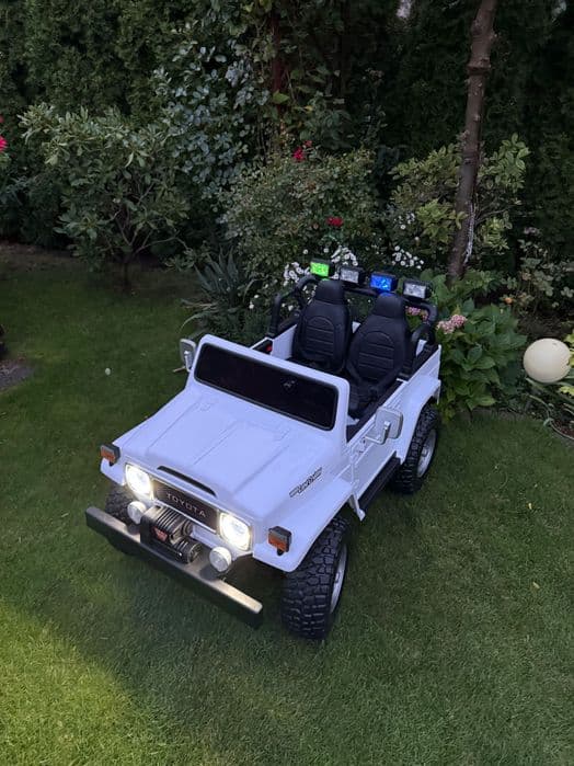 Samochód elektryczny dla dzieci Toyota Land Cruiser
