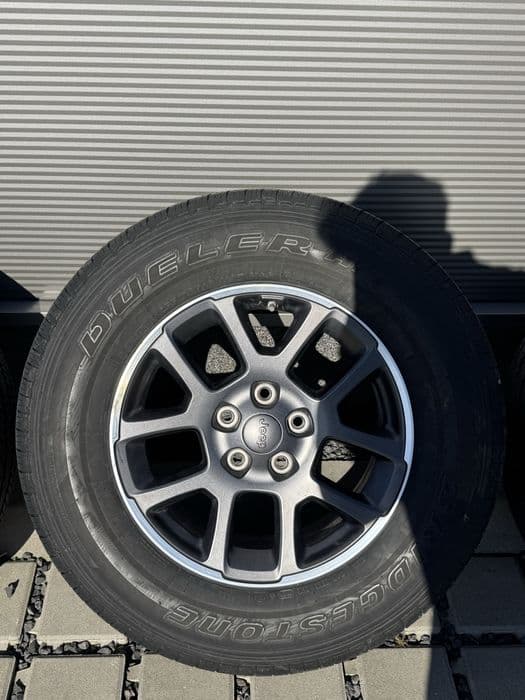 Koła Jeep Wrangler Gladiator 255/70/R18 - czujniki, nakretki, dekielki