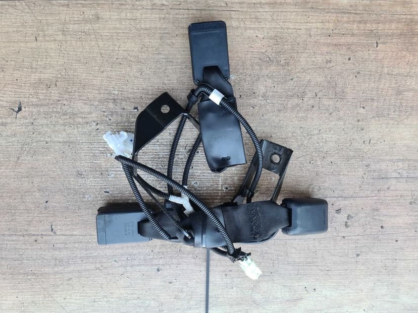 Toyota Hilux VIII 2.4d 20r zapinka pasa tył zapinki