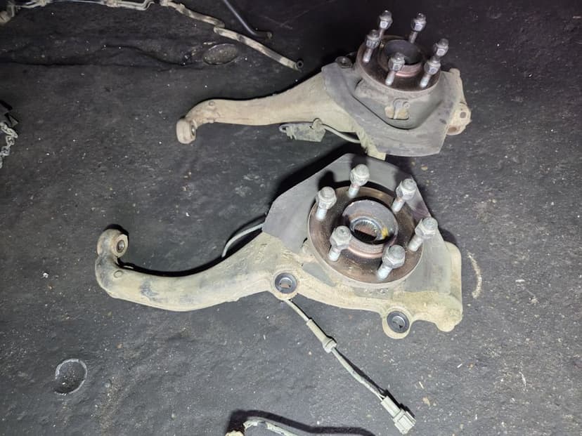 Zwrotnica przód prawa lewa Nissan Navara Pathfinder D40 3.0 dci v6