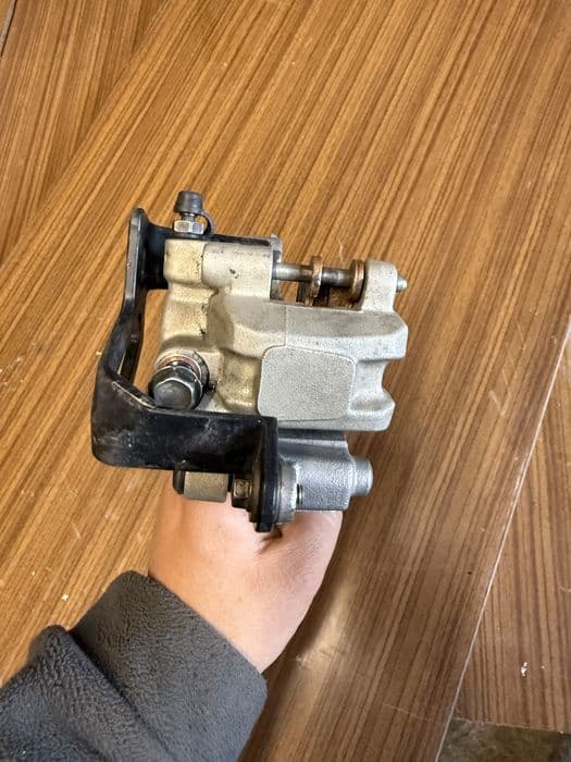 Zacisk hamulcowy tył KXF/KX 250  z 2012r