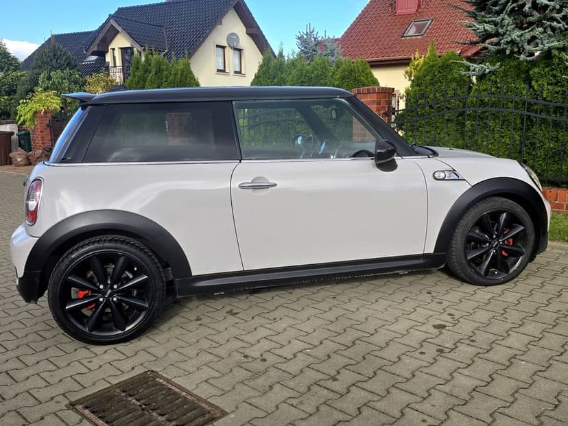Mini couper SD xenon ,navi Skora,panorama PDC 180 KM mala rakieta