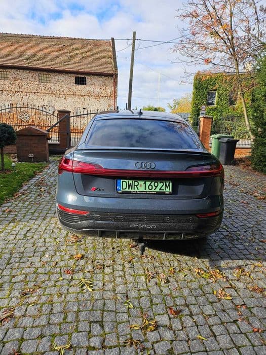 Audi Q8 Sportback e-tron Faktura VAT 23%