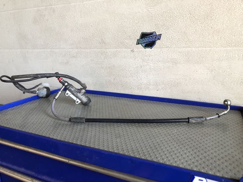 Pompa  hamulcowa z przewodem czujnikiem beta rr 50 125 rieju sherco