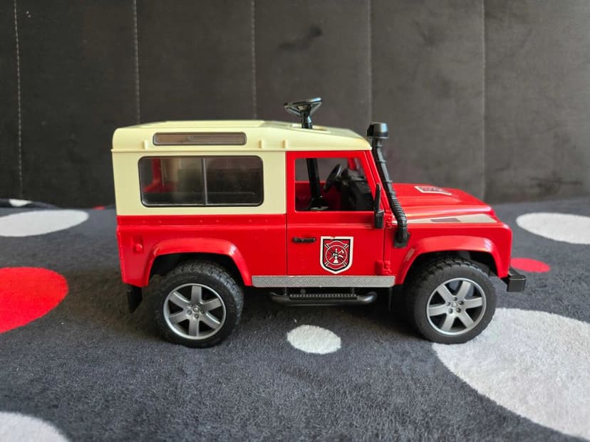 Land Rover Defender straż pożarna Bruder 02596