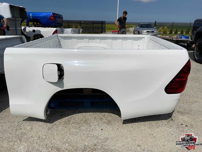 Nowa Skrzynia ładunkowa Toyota Hilux 1.5 Kabiny 2016+  lampy burta